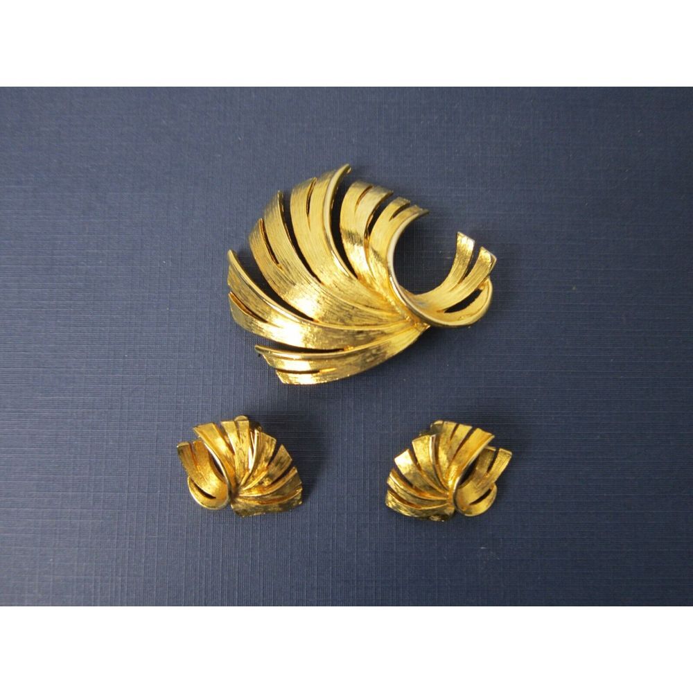 Torino Brooch And Clip Earring Set Goldtone Vintage